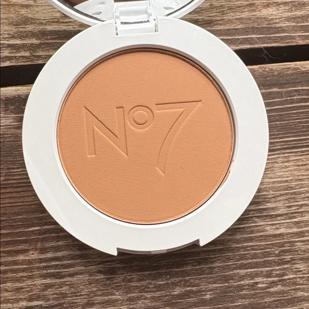 No7 Lift & Luminate Triple Action Translucent Finishing Powder Medium 10g